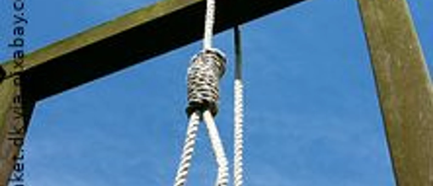 Holzgerüst mit Strick in Form einer Schlinge vor blauem Himmel und leichten Wolken.