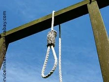 Holzgerüst mit Strick in Form einer Schlinge vor blauem Himmel und leichten Wolken.