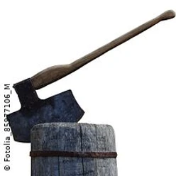 Eine Axt steckt in einem Holzblock, bereit zur Arbeit im Freien oder zur Holzverarbeitung.