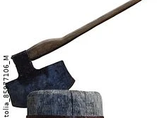 Eine Axt steckt in einem Holzblock, bereit zur Arbeit im Freien oder zur Holzverarbeitung.