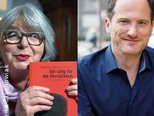 Zwei Personen halten ein Buch, je die linke Person gespannt, die rechte lächelnd in die Kamera blickend.