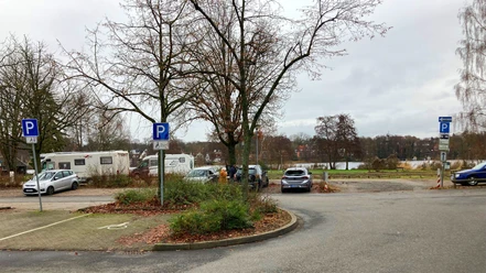 Parkplatz_Aqua_Siwa_PetraRoemer.jpg Parkplatz mit markierten Stellflächen für Autos und Wohnmobile