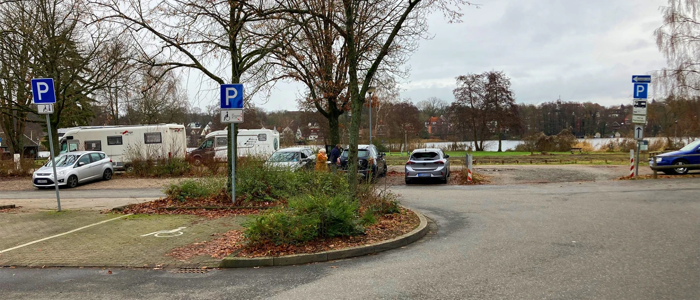 Parkplatz_Aqua_Siwa_PetraRoemer.jpg Parkplatz mit markierten Stellflächen für Autos und Wohnmobile