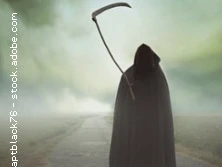 Ein vermummter Sensenmann steht auf einer einsamen Straße unter bewölktem Himmel, umgeben von Nebel.