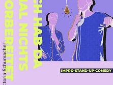 Das Bild zeigt zwei Personen auf einer Bühne beim Improvisationstheater mit Mikrofon und Glühbirne.