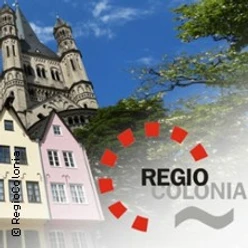 Bunte Häuser und eine große Kirche neben dem Regio-Colonia-Logo vor blauem Himmel