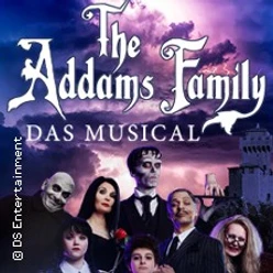 Die Addams Family posiert in charakteristischer Kleidung vor einem düsteren, wolkenverhangenen Himmel.