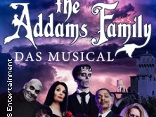 Die Addams Family posiert in charakteristischer Kleidung vor einem düsteren, wolkenverhangenen Himmel.