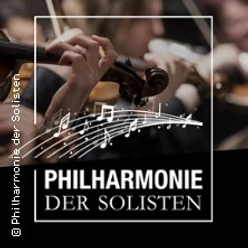 Ein Orchester bei der Aufführung, mit Fokus auf die Hände der Musiker, die ihre Instrumente spielen.