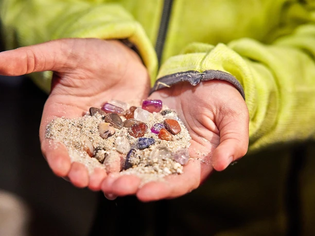 Edelsteinsieben bei der Kinderführung