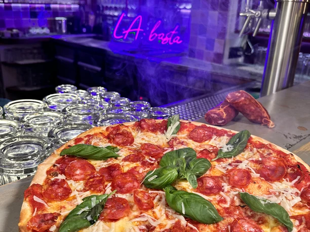 Minden - La Basta von Zander3.jpg Das Bild zeigt eine Pizza.