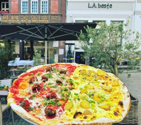 Das Bild zeigt eine weitere Pizza