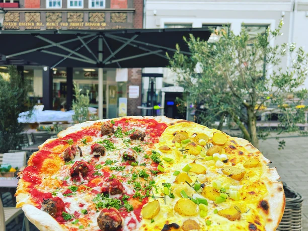 Das Bild zeigt eine weitere Pizza