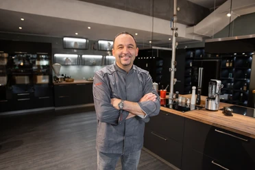 Alexandro Pape in seiner Kochinsel