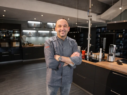 Alexandro Pape in seiner Kochinsel