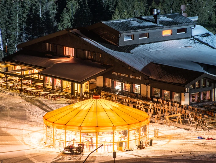 Winter_Nacht_Schneebar_Erlebnis-Restaurant Rossweid_Soerenberg_Samuel Buettler (7).jpg