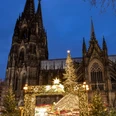 Weihnachtsmarkt am Kölner Dom Der Weihnachtsmarkt am Kölner Dom glänzt mit leuchtenden Dekorationen vor der imposanten Domkulisse.The Christmas market at Cologne Cathedral shines with bright decorations in front of the imposing cathedral backdrop.