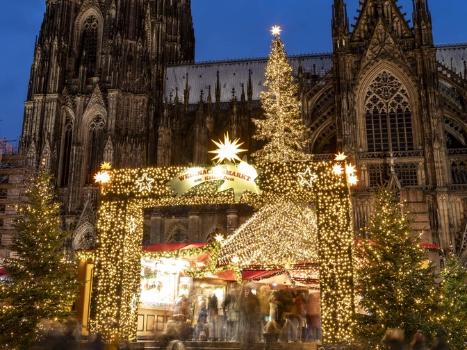 Weihnachtsmarkt am Kölner Dom Der Weihnachtsmarkt am Kölner Dom glänzt mit leuchtenden Dekorationen vor der imposanten Domkulisse.The Christmas market at Cologne Cathedral shines with bright decorations in front of the imposing cathedral backdrop.