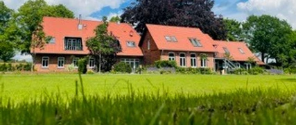 Meine Schule Sehlingen Backsteingebäude mit roten Dächern und großen Fenstern in lebhafter grüner Umgebung unter blauem Himmel.Brick buildings with red roofs and large windows in lively green surroundings under a blue sky.Murstensbygninger med røde tage og store vinduer i livlige grønne omgivelser under en blå himmel.Bakstenen gebouwen met rode daken en grote ramen in een levendige groene omgeving onder een blauwe hemel.