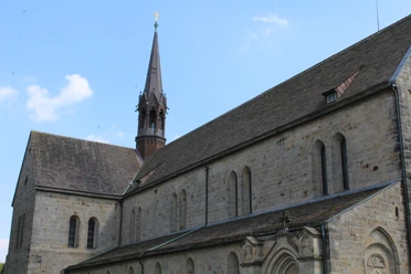 Kloster Loccum Gotisches Klostergebäude mit imposantem Kirchturm aus rotem Backstein vor klarem, blauem Himmel.