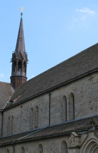 Kloster Loccum Gotisches Klostergebäude mit imposantem Kirchturm aus rotem Backstein vor klarem, blauem Himmel.