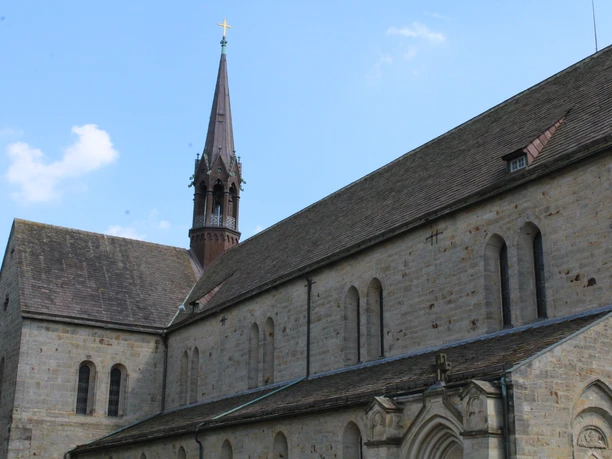 Kloster Loccum Gotisches Klostergebäude mit imposantem Kirchturm aus rotem Backstein vor klarem, blauem Himmel.