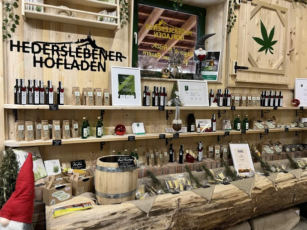 Hofladen Hedersleben - Regal mit Hanfprodukten Hofladen Hedersleben - Regal mit Hanfprodukten
