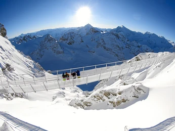 Titlis Cliff Walk Titlis Cliff Walk - Hängebrücke im WinterTitlis Cliff Walk - suspension bridge in winterTitlis Cliff Walk - Pont suspendu en hiver