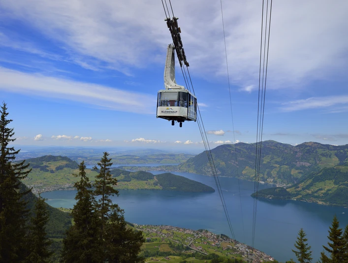 Luftseilbahn Beckenried-Klewenalp Luftseilbahn von Beckenried zur KlewenalpAerial cableway from Beckenried to KlewenalpTéléphérique de Beckenried à Klewenalp
