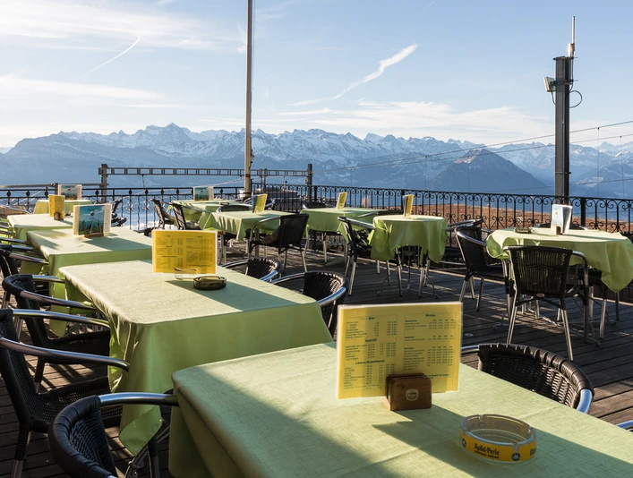 Restaurant Hôtel Alpina Aussenterrasse mit Blick auf die BergeOutdoor terrace with a view of the mountainsTerrasse extérieure avec vue sur les montagnes