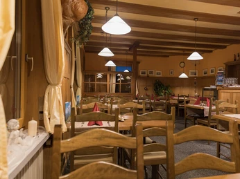 Restaurant Hotel Alpina Blick auf das Innere des Restaurants AlpinaView of the interior of the Alpina restaurantVue de l'intérieur du restaurant Alpina