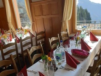 Restaurant Hôtel Alpina Blick auf das Innere des Restaurants AlpinaView of the interior of the Alpina restaurantVue de l'intérieur du restaurant Alpina