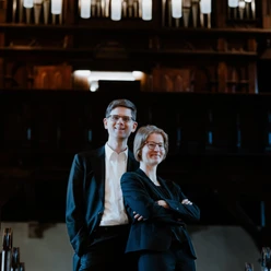 Anne und Olaf Engel vor der Orgel in der St. Johannis Kirche.