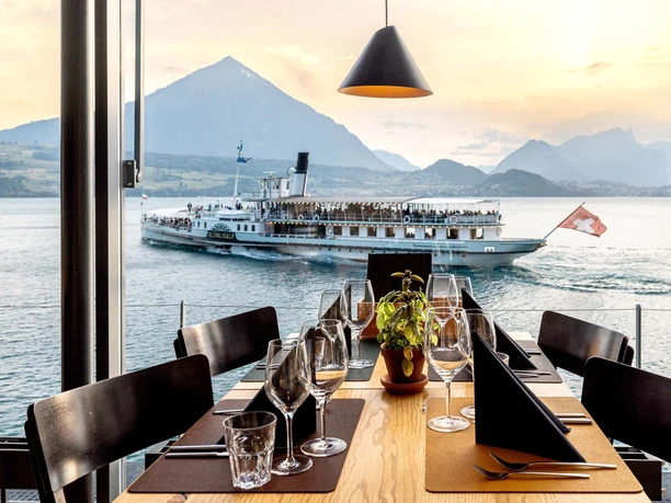 seerestaurant-beatenbuch-dampfschiff-bluemlisalp-niesen.jpg