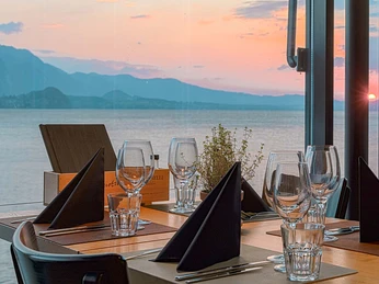 seerestaurant-beatenbuch-tisch-sonnenuntergang-see.jpg