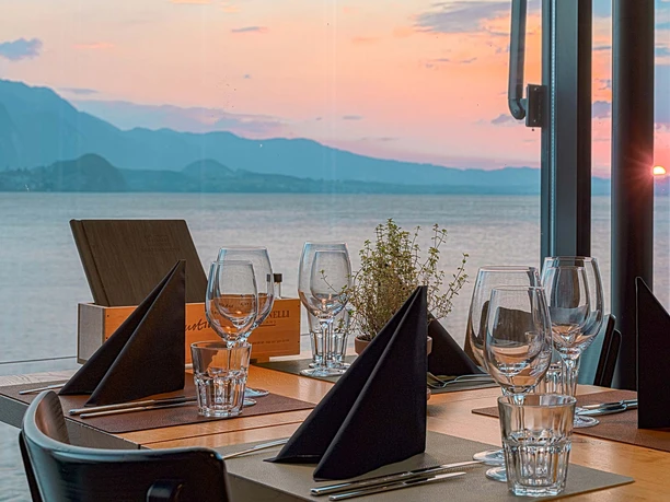 seerestaurant-beatenbuch-tisch-sonnenuntergang-see.jpg