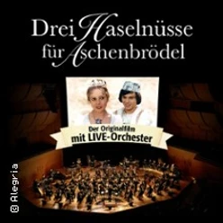 Konzertsaal mit Orchester. Auf Leinwand Film "Drei Haselnüsse für Aschenbrödel" in Begleitung.