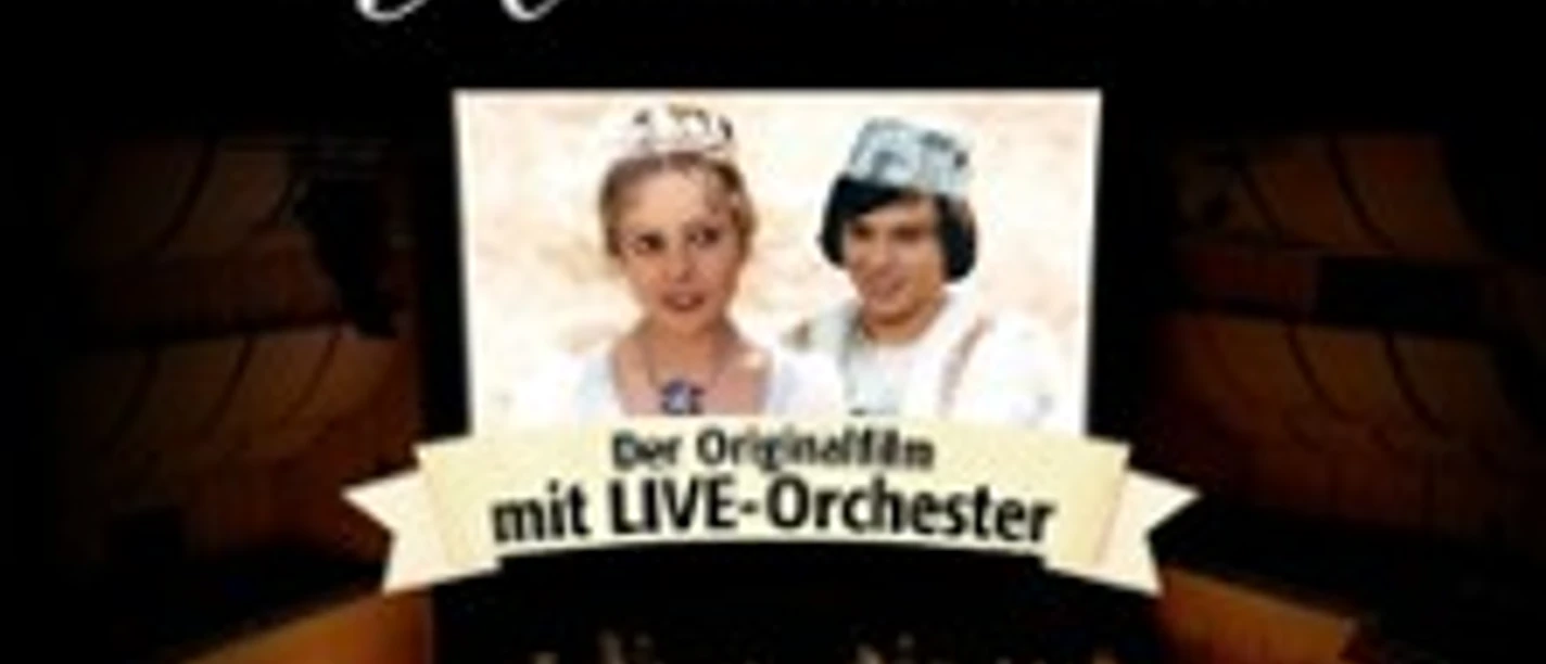 Konzertsaal mit Orchester. Auf Leinwand Film "Drei Haselnüsse für Aschenbrödel" in Begleitung.