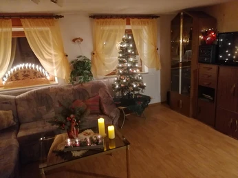 weihnachtlich dekoriertes Wohnzimmer