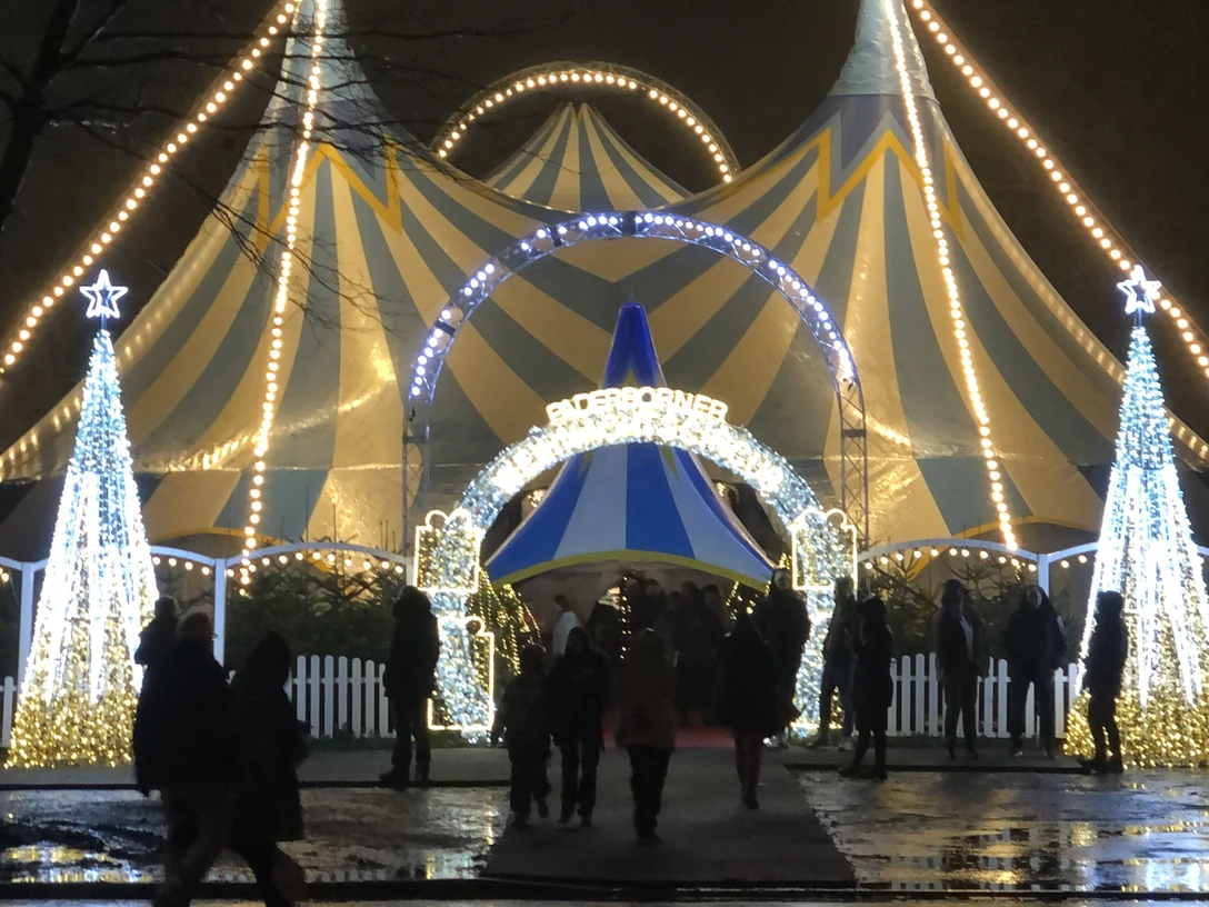 Weihnachtscircus Paderborn Außenansicht 2.jpg Weihnachtscircus Paderborn Außenansicht