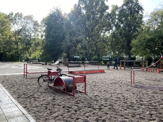 Plac zabaw i fitness Anton-Bruckner-Allee - Rodzinne wakacje w Lipsku Plac zabaw i fitness Anton-Bruckner-Allee oferuje szeroką gamę urządzeń sportowych i zabawowych otoczonych cienistymi drzewami lasu łęgowego