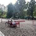 Spiel-und-Fitnessplatz Anton-Bruckner-Allee - Familienurlaub in Leipzig Der Spiel-und-Fitnessplatz-Anton-Bruckner-Allee verfügt über vielseite Sport- und Spielgeräte gesäumt von den schattenspendenen Bäumen des Auwalds