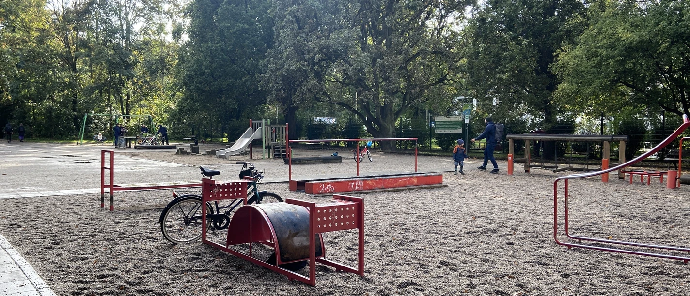 Spiel-und-Fitnessplatz Anton-Bruckner-Allee - Vacances en famille à Leipzig Le terrain de jeu et de fitness Anton-Bruckner-Allee dispose de nombreux équipements de sport et de jeu bordés par les arbres ombrageux de la forêt alluviale.