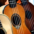 Musikworkshop Mehrere Ukulelen in verschiedenen Holzfarben und Mustern nebeneinander stehend.