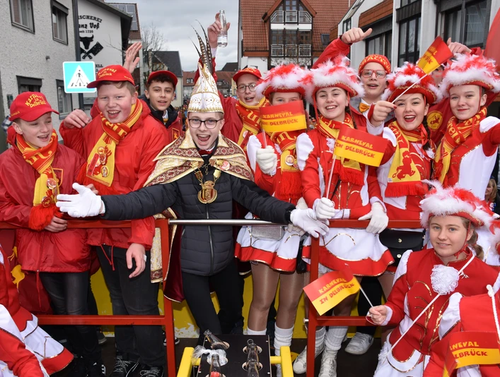 Kinder- und Jugendprinz Mats Carl I. umgeben von fröhlichen Gardemädchen bei einem Festumzug.