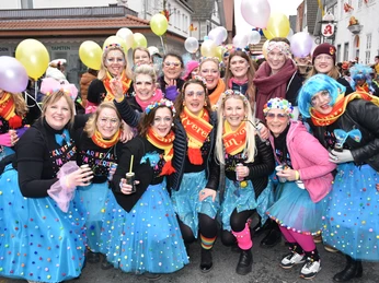 KVE_9282.JPG Gruppe verkleideter Menschen feiert fröhlich Karneval auf einer belebten Straße mit bunten Kostümen.
