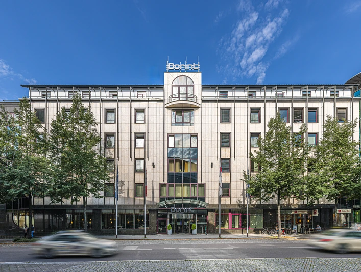 Tagungshotel Dorint Hotel Leipzig | Leipzig Convention Bureau Tagungshotel Dorint Hotel Leipzig – präsentiert vom Leipzig Convention BureauConference hotel Dorint Hotel Leipzig – presented by the Leipzig Convention BureauKonferenční hotel Dorint Hotel Leipzig - prezentováno Leipzig Convention BureauHotel konferencyjny Dorint Hotel Leipzig - prezentowany przez Leipzig Convention BureauConferentiehotel Dorint Hotel Leipzig - gepresenteerd door het Leipzig Convention BureauHotel per conferenze Dorint Hotel Leipzig - presentato dall'Ufficio Congressi di Lipsia