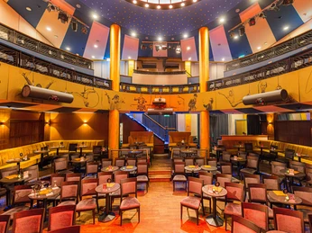 Varieté-Saal der Eventlocation Krystallpalast Varieté Leipzig | Leipzig Convention Bureau Varieté-Saal der Eventlocation – präsentiert vom Leipzig Convention BureauVarieté theatre at the Krystallpalast Varieté Leipzigevent venue – presented by the Leipzig Convention BureauRozmanitá hala v místě konání akce - prezentace Lipské kongresové kanceláře (Leipzig Convention Bureau)Sala różnorodności w miejscu wydarzenia - prezentowana przez Leipzig Convention BureauVariétéhal van de evenementenlocatie - aangeboden door het Leipzig Convention BureauSala delle varietà della sede dell'evento - presentata dal Convention Bureau di Lipsia