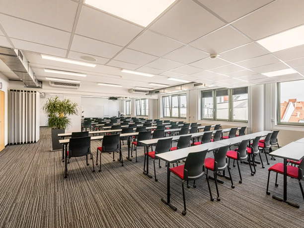 Tagungsraum Lancaster in der Eventlocation Lancaster University | Leipzig Convention Bureau Tagungsraum Lancaster mit parlamentarischer Bestuhlung in der Eventlocation Lancaster University – präsentiert vom Leipzig Convention Bureau