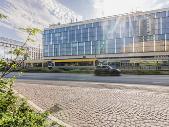 Exterior view of the conference hotel Radisson Blu Leipzig | Leipzig Convention Bureau Außenansicht des Tagungshotel Radisson Blu Leipzig – präsentiert vom Leipzig Convention BureauExterior view of the conference hotel Radisson Blu Leipzig – presented by the Leipzig Convention BureauPohled na exteriér konferenčního hotelu Radisson Blu Leipzig - prezentováno Leipzig Convention BureauWidok z zewnątrz na hotel konferencyjny Radisson Blu Leipzig - zaprezentowany przez Leipzig Convention BureauBuitenaanzicht van het Radisson Blu Leipzig conferentiehotel - gepresenteerd door het Leipzig Convention BureauVista esterna dell'hotel congressuale Radisson Blu Leipzig - presentato dal Convention Bureau di Lipsia